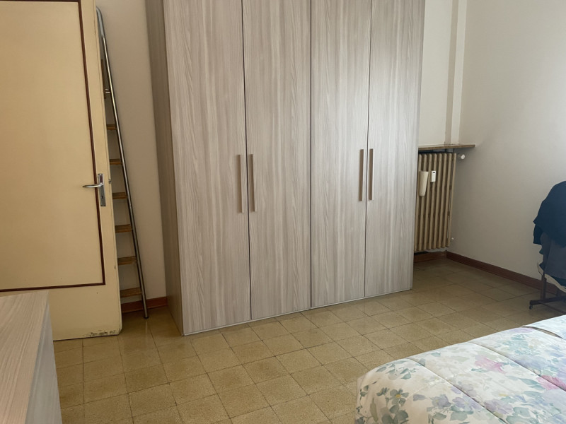 In piccolo contesto anni 70 di sole 6 unità abitative, in un quartiere ben servito e comodo al ce...