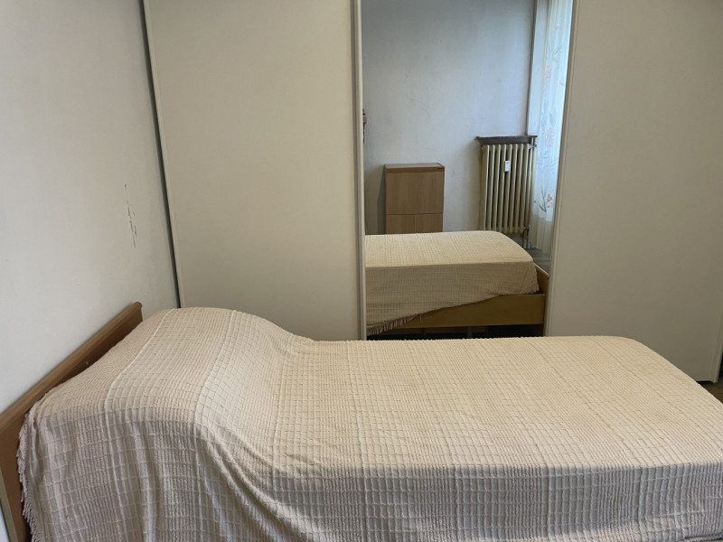 In piccolo contesto anni 70 di sole 6 unità abitative, in un quartiere ben servito e comodo al ce...