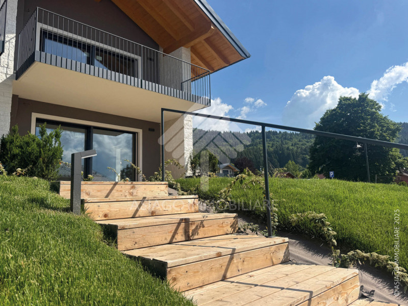 Asiago Immobiliare propone, nella splendida cornice del Villaggio Larici, a pochi chilometri da A...