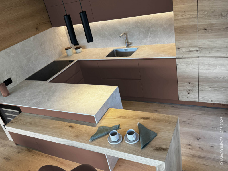 Asiago Immobiliare propone, nella splendida cornice del Villaggio Larici, a pochi chilometri da A...
