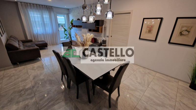 Padova Zona Stanga Ampio appartamento 3 camere completamente ristrutturato con terrazzo, posto au...