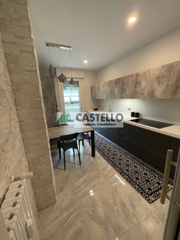 Padova Zona Stanga Ampio appartamento 3 camere completamente ristrutturato con terrazzo, posto au...