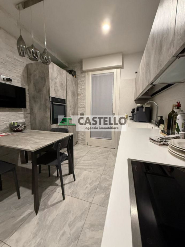 Padova Zona Stanga Ampio appartamento 3 camere completamente ristrutturato con terrazzo, posto au...