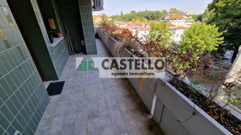 Padova Zona Stanga Ampio appartamento 3 camere completamente ristrutturato con terrazzo, posto au...