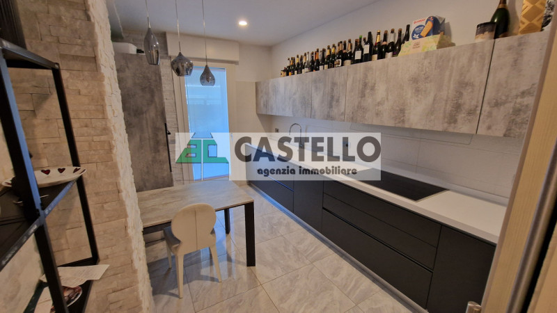Padova Zona Stanga Ampio appartamento 3 camere completamente ristrutturato con terrazzo, posto au...