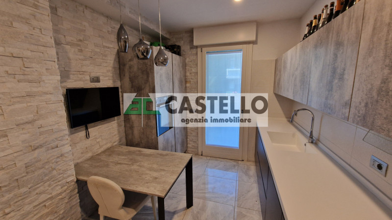 Padova Zona Stanga Ampio appartamento 3 camere completamente ristrutturato con terrazzo, posto au...