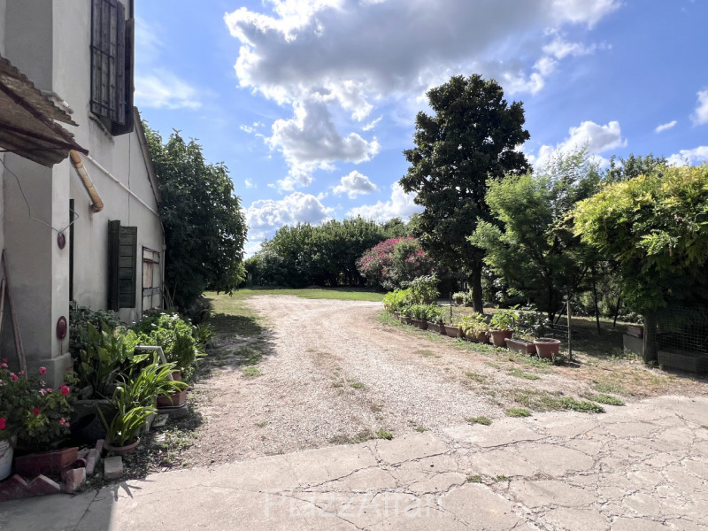 Casale di campagna seicentesco di tipologia bracciantile completamente da ristrutturare, con acce...