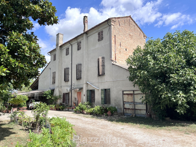 Casale di campagna seicentesco di tipologia bracciantile completamente da ristrutturare, con acce...