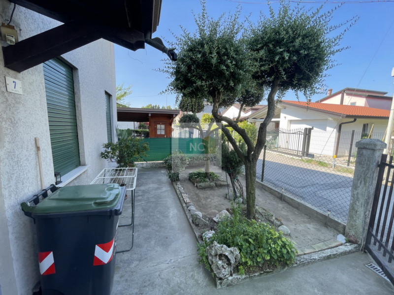 Scopri un'opportunità unica nel cuore di Noventa Padovana, nella tranquilla zona di Noventana. Qu...
