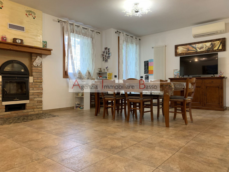A Vigonza (PD), in una zona residenziale centrale e comoda a tutti i servizi principali come scuo...