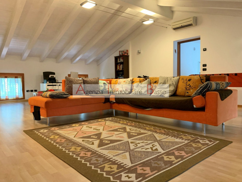 A Vigonza (PD), in una zona residenziale centrale e comoda a tutti i servizi principali come scuo...