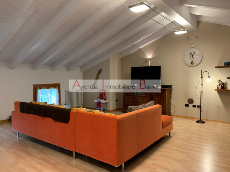 A Vigonza (PD), in una zona residenziale centrale e comoda a tutti i servizi principali come scuo...