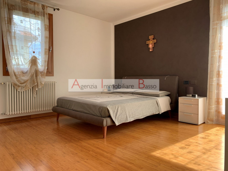 A Vigonza (PD), in una zona residenziale centrale e comoda a tutti i servizi principali come scuo...