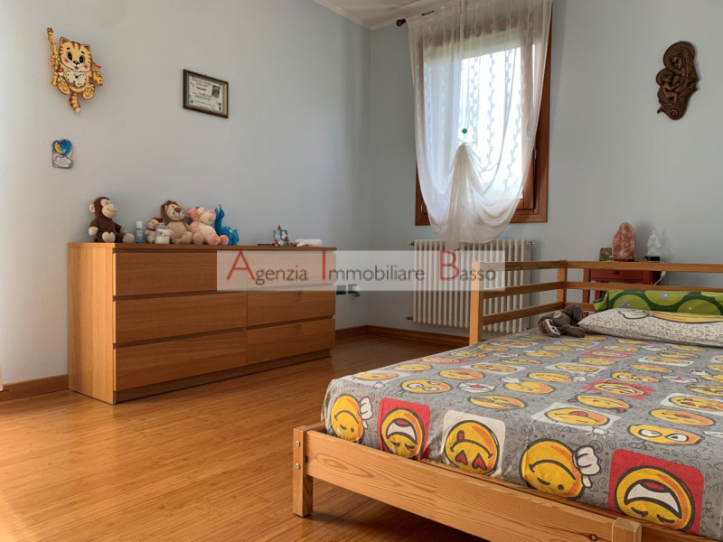 A Vigonza (PD), in una zona residenziale centrale e comoda a tutti i servizi principali come scuo...