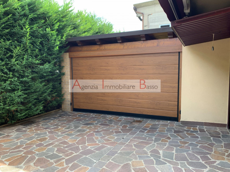 A Vigonza (PD), in una zona residenziale centrale e comoda a tutti i servizi principali come scuo...