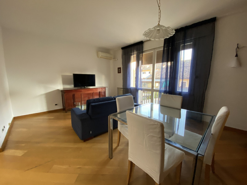 Centro Storico Appartamento arredato luminoso ingresso soggiorno cucina abitabile 2 ampie camere ...