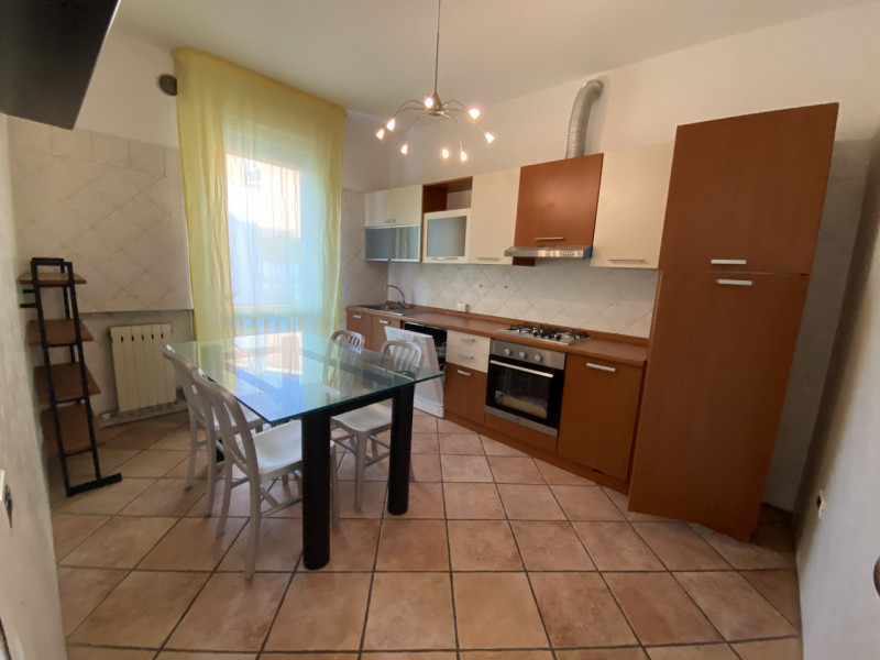Centro Storico Appartamento arredato luminoso ingresso soggiorno cucina abitabile 2 ampie camere ...