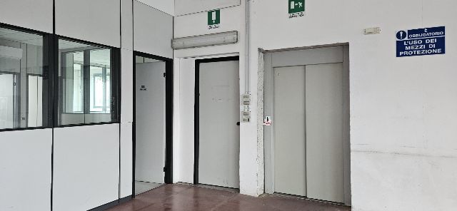 Saccolongo Zona Artigianale, si affitta capannone al Piano Primo con montacarichi con portata di ...