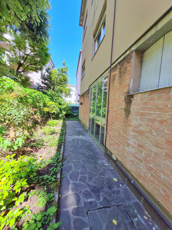 ELEGANTE AMPIO APPARTAMENTO 4 CAMERE CON GIARDINO A CITTA' GIARDINO €.630.000 - rif.CL545

Propon...