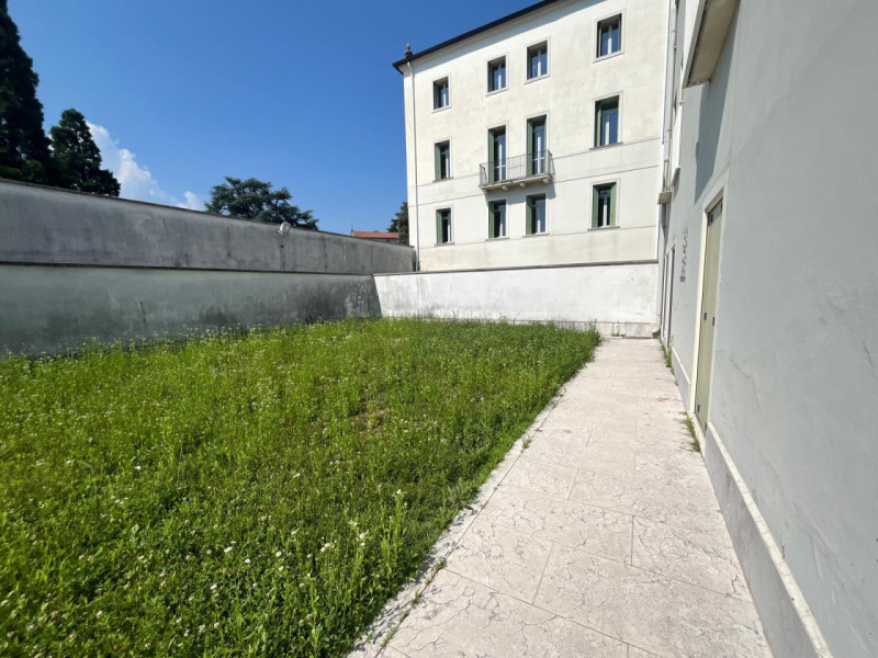 UBICAZIONE E CONTESTO
Ad Arcugnano, in una posizione tranquilla e riservata, lontana dal traffico...