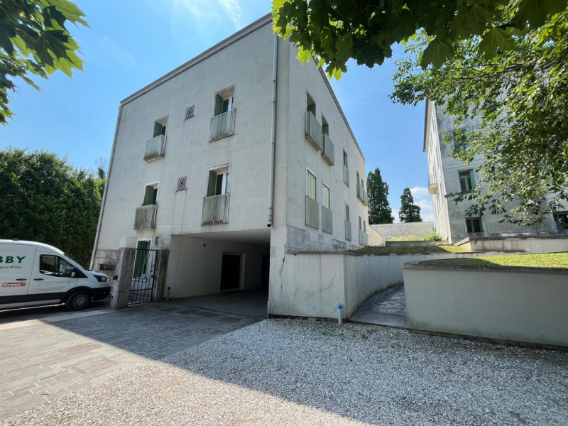 UBICAZIONE E CONTESTO
Ad Arcugnano, in una delle località più esclusive e suggestive dei Colli Be...