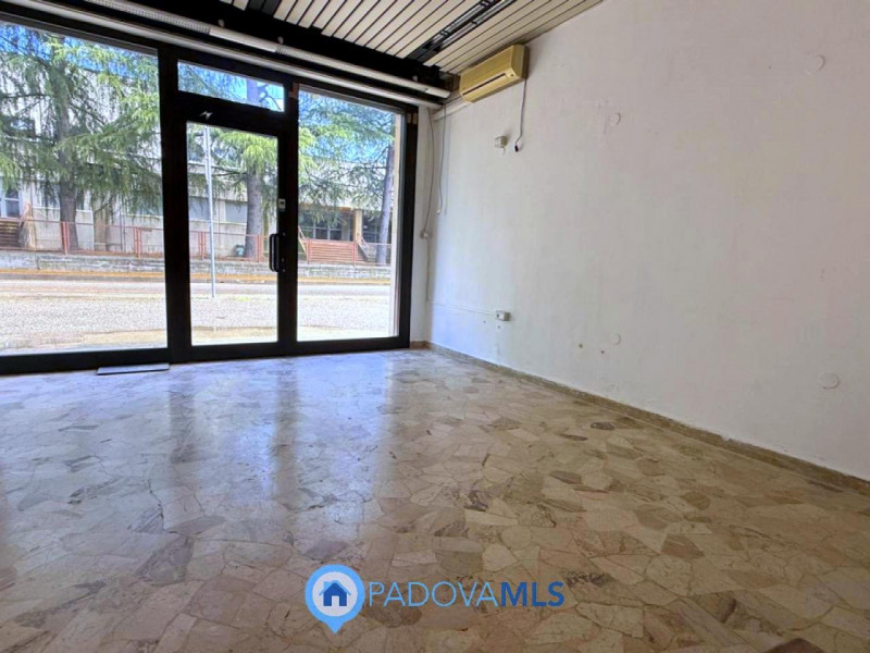 Immobile in esclusiva al Gruppo Padova MLS

SAN CARLO: ZONA LARGO DEBUSSY su strada di alto trans...