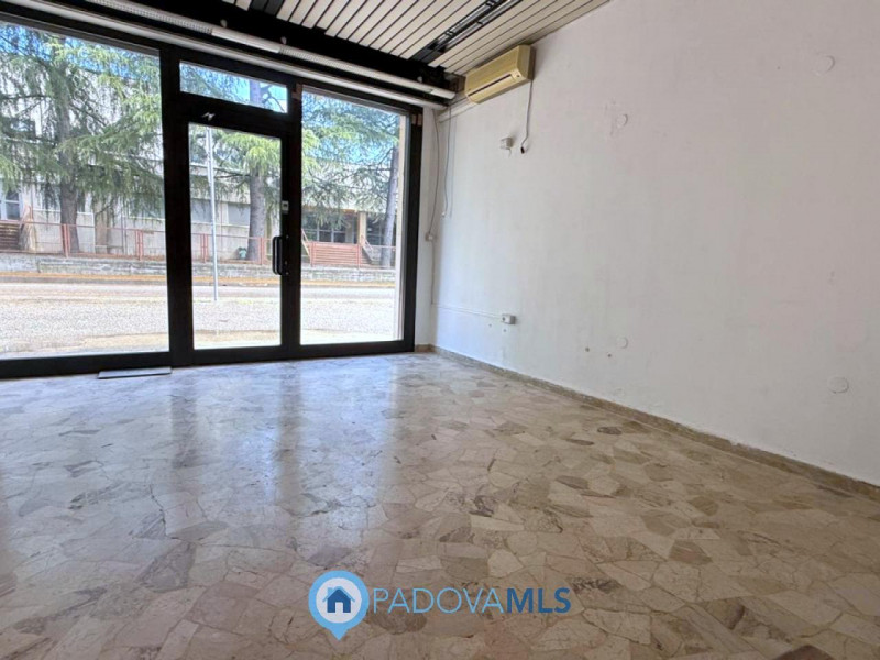 Immobile in esclusiva al Gruppo Padova MLS

SAN CARLO: ZONA LARGO DEBUSSY su strada di alto trans...