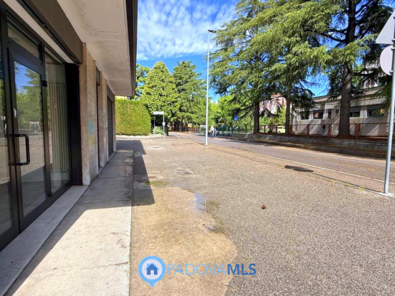 Immobile in esclusiva al Gruppo Padova MLS

SAN CARLO: ZONA LARGO DEBUSSY su strada di alto trans...