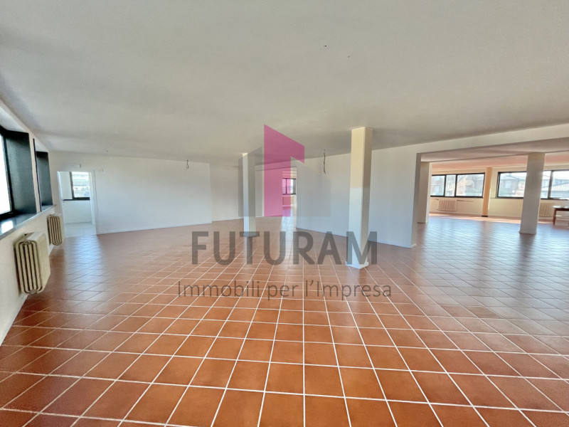 BASSANO DEL GRAPPA - 66FIL - PER INFO 0444/310220

SU STRADA AD ALTA PERCORRENZA A POCHI PASSI DA...