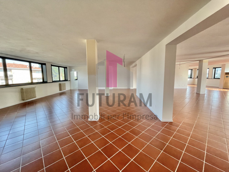 BASSANO DEL GRAPPA - 66FIL - PER INFO 0444/310220

SU STRADA AD ALTA PERCORRENZA A POCHI PASSI DA...