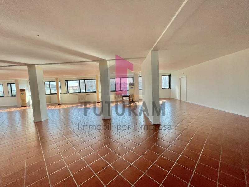 BASSANO DEL GRAPPA - 66FIL - PER INFO 0444/310220

SU STRADA AD ALTA PERCORRENZA A POCHI PASSI DA...