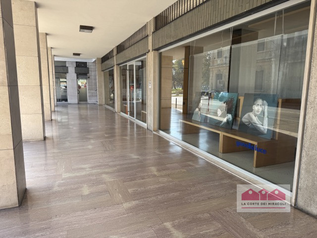 VICENZA: A RIDOSSO DEL CENTRO STORICO AMPIO NEGOZIO CON VETRINE AL PIANO TERRA - RIF. VNEG8L - EU...