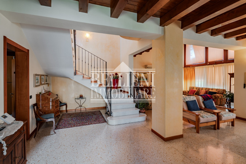 COSTABISSARA - Proponiamo in vendita una splendida porzione di villa bifamiliare situata a Costab...