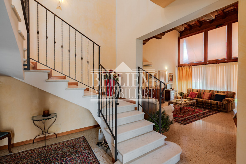 COSTABISSARA - Proponiamo in vendita una splendida porzione di villa bifamiliare situata a Costab...