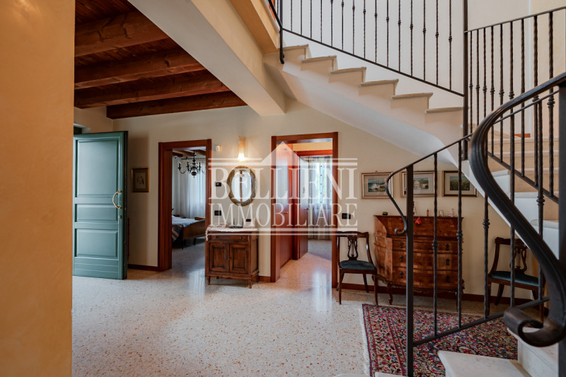 COSTABISSARA - Proponiamo in vendita una splendida porzione di villa bifamiliare situata a Costab...