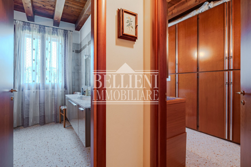 COSTABISSARA - Proponiamo in vendita una splendida porzione di villa bifamiliare situata a Costab...