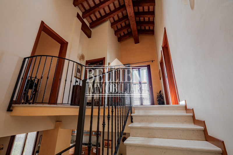 COSTABISSARA - Proponiamo in vendita una splendida porzione di villa bifamiliare situata a Costab...