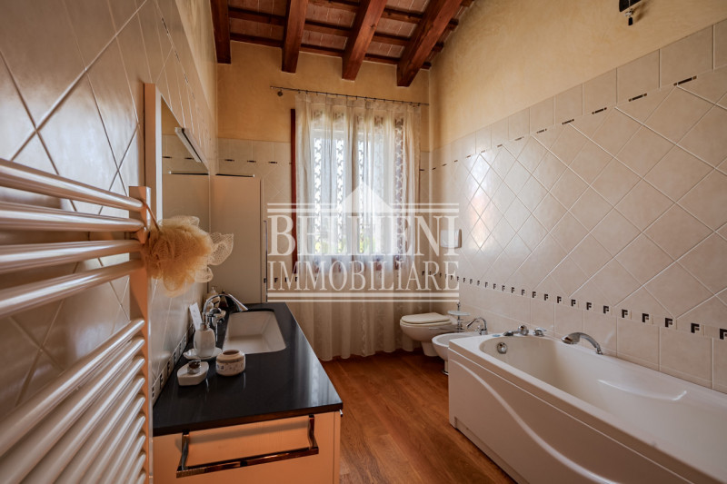 COSTABISSARA - Proponiamo in vendita una splendida porzione di villa bifamiliare situata a Costab...