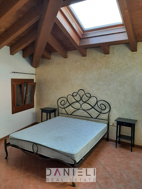Montorso Vicentino: in pieno centro disponiamo di bicamere posto al secondo ed ultimo piano di pr...