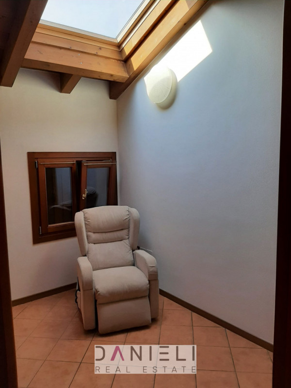 Montorso Vicentino: in pieno centro disponiamo di bicamere posto al secondo ed ultimo piano di pr...