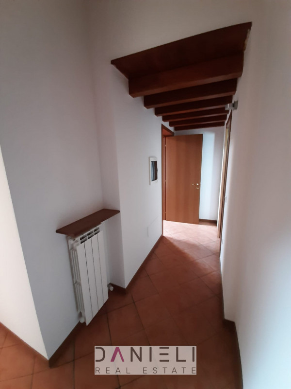 Montorso Vicentino: in pieno centro disponiamo di bicamere posto al secondo ed ultimo piano di pr...