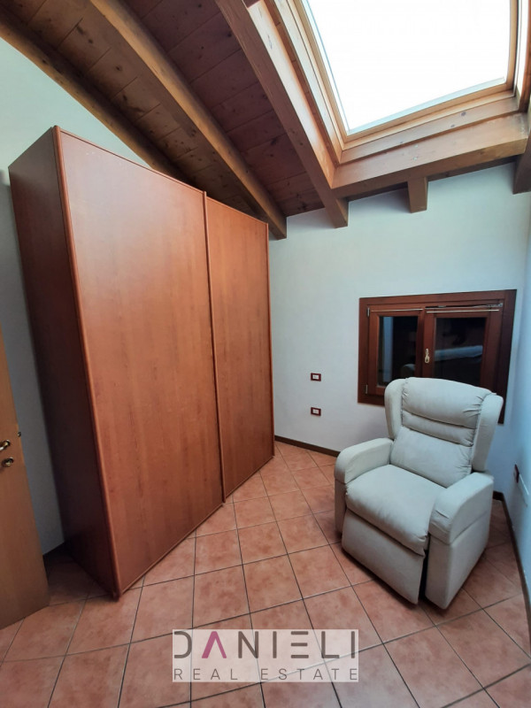 Montorso Vicentino: in pieno centro disponiamo di bicamere posto al secondo ed ultimo piano di pr...