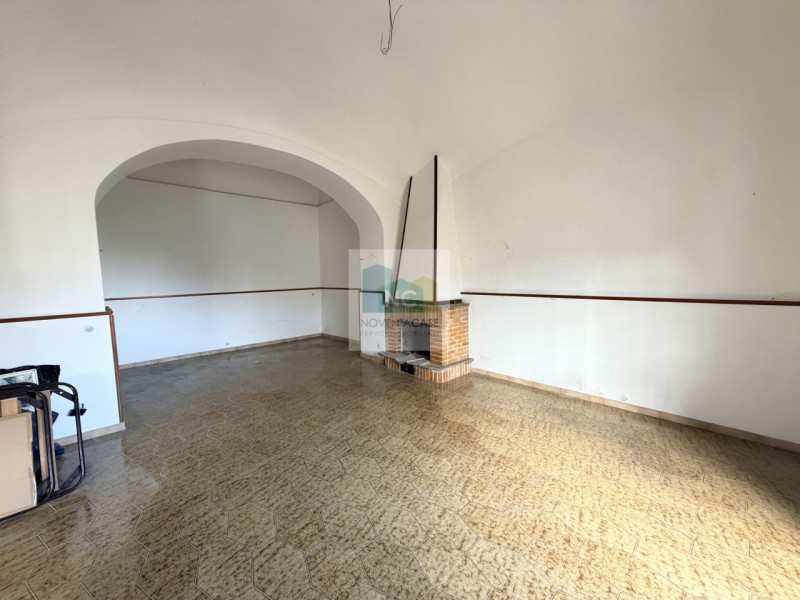 In una posizione centrale e strategica nel cuore di Forio, proponiamo in vendita un'affascinante ...