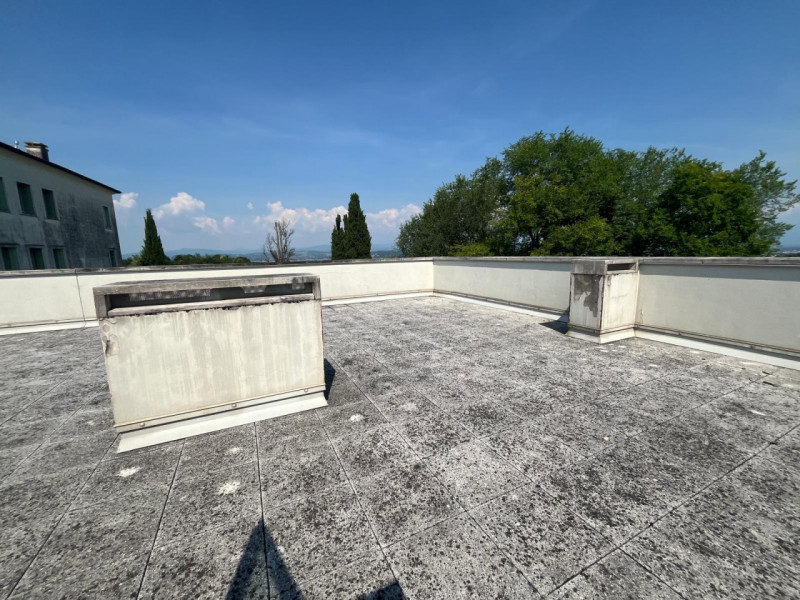 UBICAZIONE E CONTESTO
Ad Arcugnano, in una delle zone più suggestive e riservate dei Colli Berici...