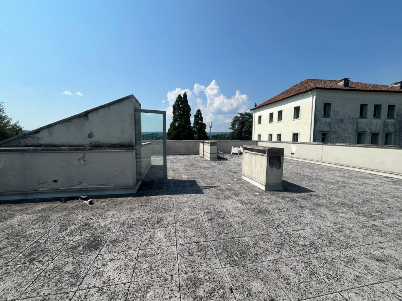 UBICAZIONE E CONTESTO
Ad Arcugnano, in una posizione tranquilla e riservata, lontana dal traffico...