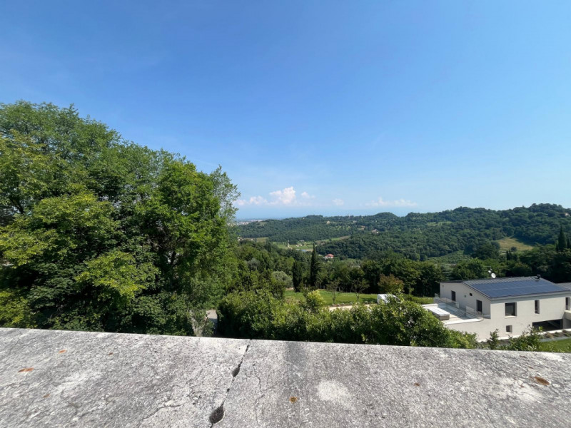 UBICAZIONE E CONTESTO
Ad Arcugnano, in una delle zone più suggestive e riservate dei Colli Berici...