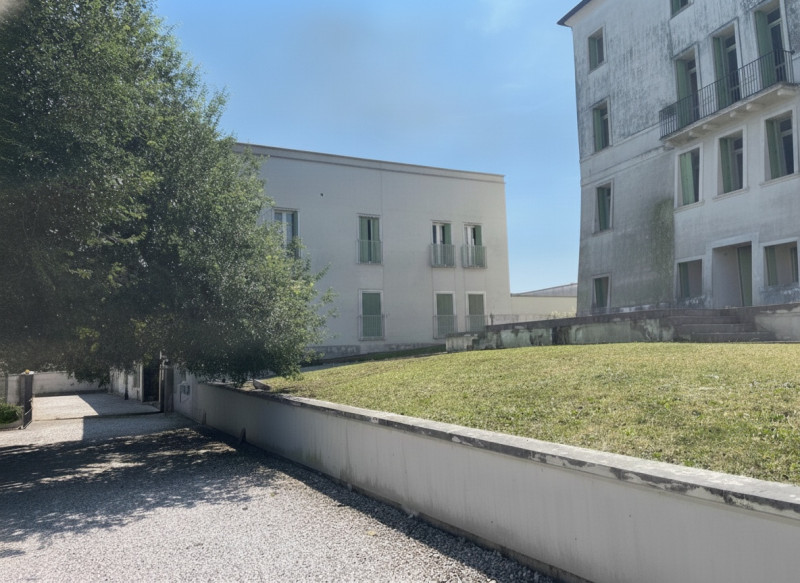 UBICAZIONE E CONTESTO
Ad Arcugnano, in una posizione tranquilla e riservata, lontana dal traffico...