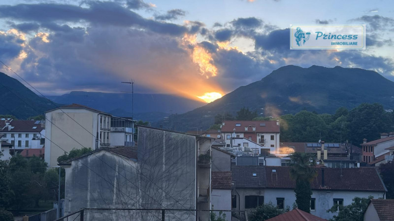 In una posizione strategica, a ridosso del centro di Schio, proponiamo in vendita un incantevole ...