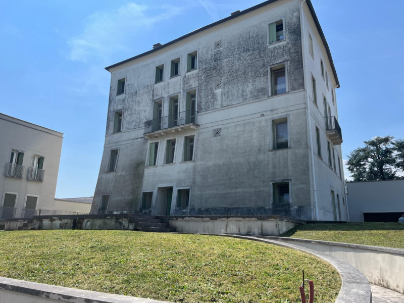 UBICAZIONE E CONTESTO
Ad Arcugnano, in una posizione tranquilla e riservata, lontana dal traffico...