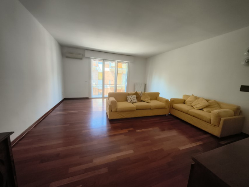 In una zona residenziale tranquilla, verde e comodissima a tutti i servizi, proponiamo in vendita...